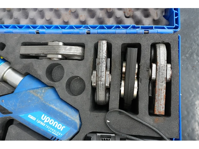Uponor up 110 accu-persmachine 32 kn met makita accu en lader - afbeelding 2 van  7