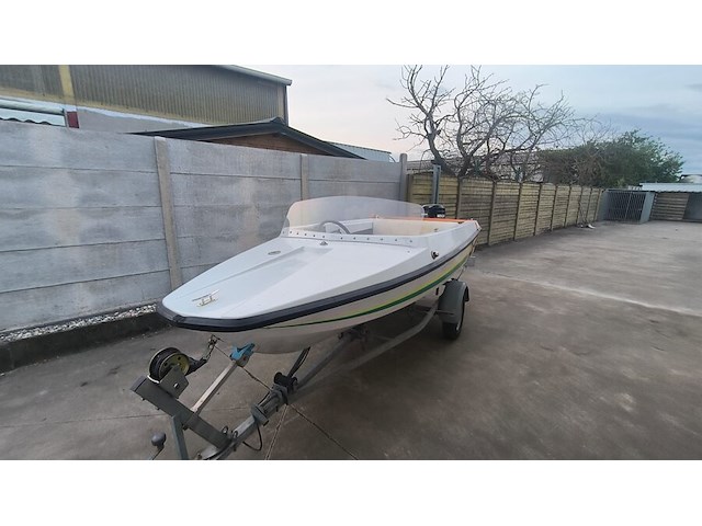 Vaarklare elan polyester speedboot van eind jaren 1980, lengte 4m, max 3 personen, 25pk 2-takt kortstaart buitenboordmotor van het merk mercury. de motor draait en koelt goed, onderhoud is aangewezen. snelheid met 3 personen: 30-40 km/h. - afbeelding 6 van  28