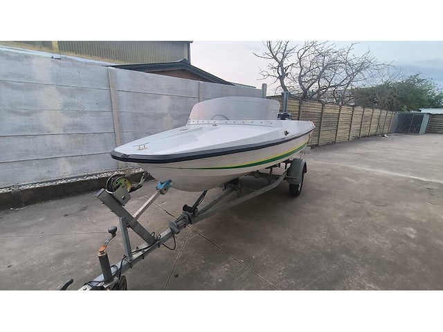 Vaarklare elan polyester speedboot van eind jaren 1980, lengte 4m, max 3 personen, 25pk 2-takt kortstaart buitenboordmotor van het merk mercury. de motor draait en koelt goed, onderhoud is aangewezen. snelheid met 3 personen: 30-40 km/h. - afbeelding 9 van  28