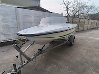 Vaarklare elan polyester speedboot van eind jaren 1980, lengte 4m, max 3 personen, 25pk 2-takt kortstaart buitenboordmotor van het merk mercury. de motor draait en koelt goed, onderhoud is aangewezen. snelheid met 3 personen: 30-40 km/h. - afbeelding 9 van  28