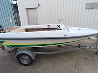 Vaarklare elan polyester speedboot van eind jaren 1980, lengte 4m, max 3 personen, 25pk 2-takt kortstaart buitenboordmotor van het merk mercury. de motor draait en koelt goed, onderhoud is aangewezen. snelheid met 3 personen: 30-40 km/h.