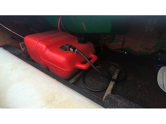 Vaarklare elan polyester speedboot van eind jaren 1980, lengte 4m, max 3 personen, 25pk 2-takt kortstaart buitenboordmotor van het merk mercury. de motor draait en koelt goed, onderhoud is aangewezen. snelheid met 3 personen: 30-40 km/h. - afbeelding 27 van  28