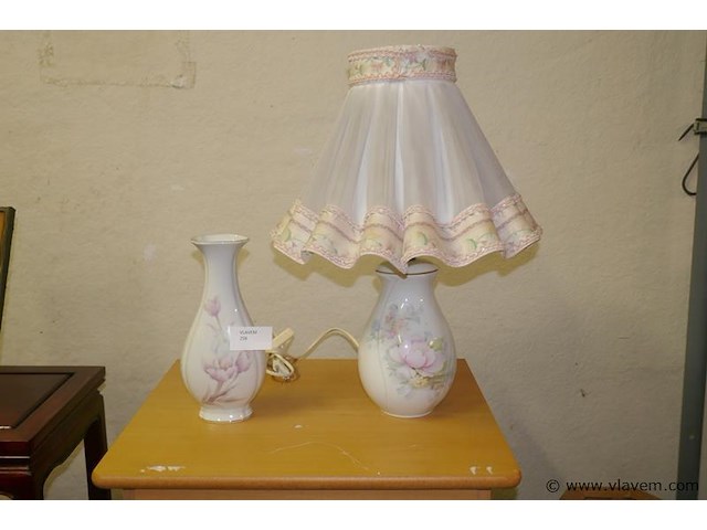 Vaas en lamp in porselein - afbeelding 1 van  1