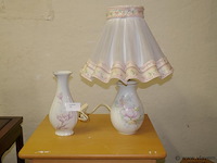 Vaas en lamp in porselein - afbeelding 1 van  1