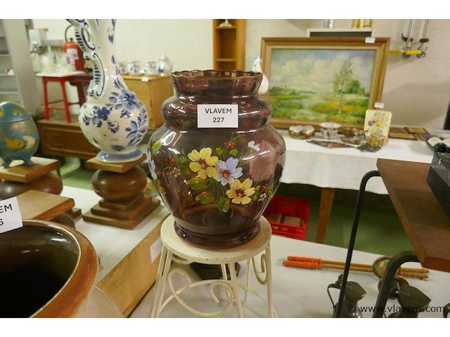 Vaas in gekleurd glas met bloemen - afbeelding 1 van  1