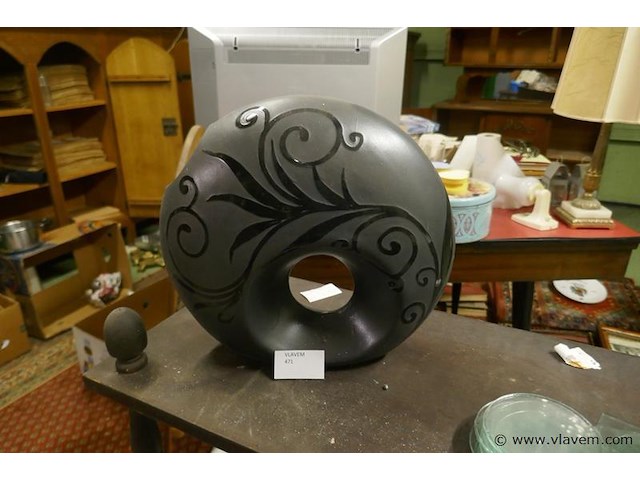 Vaas in steen - afbeelding 1 van  1