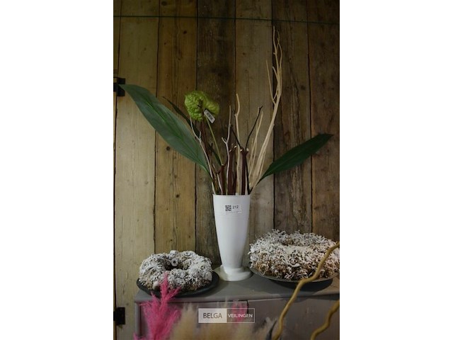 Vaas met decoratie en 2 kransen - afbeelding 1 van  5