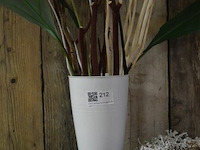 Vaas met decoratie en 2 kransen - afbeelding 2 van  5