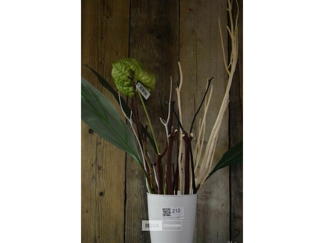 Vaas met decoratie en 2 kransen - afbeelding 3 van  5