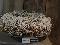 Vaas met decoratie en 2 kransen - afbeelding 4 van  5