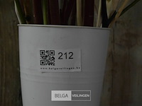 Vaas met decoratie en 2 kransen - afbeelding 5 van  5