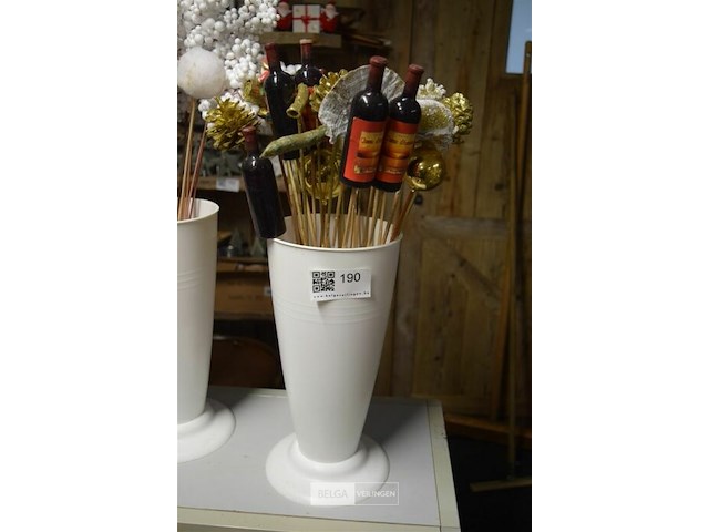 Vaas met decoratie - afbeelding 1 van  3