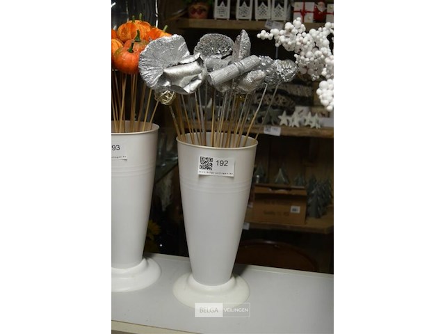 Vaas met decoratie - afbeelding 1 van  4