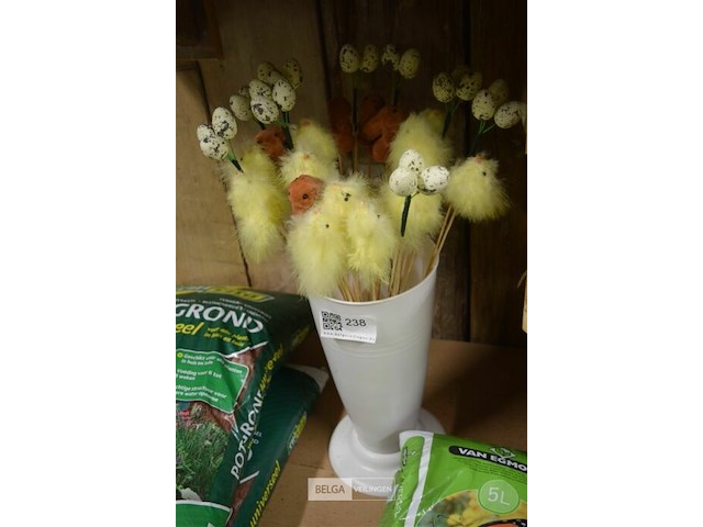 Vaas met decoratie - afbeelding 1 van  1