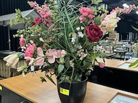 Vaas met kunstbloemen