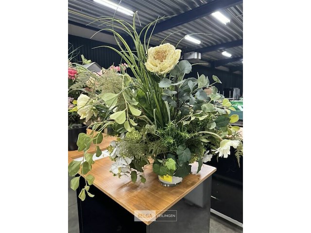 Vaas met kunstbloemen - afbeelding 1 van  3