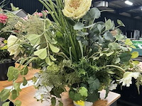 Vaas met kunstbloemen