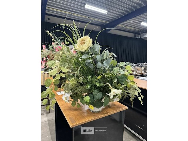 Vaas met kunstbloemen - afbeelding 2 van  3