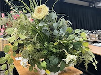 Vaas met kunstbloemen - afbeelding 2 van  3