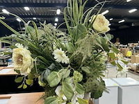 Vaas met kunstbloemen - afbeelding 3 van  3