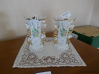Vaasjes in porselein