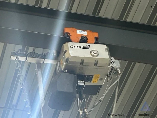 Vacuümheffer met takel van het merk gedi, met een maximale hefcapaciteit van 400 kg. voorzien van een afstandsbediening - afbeelding 2 van  4