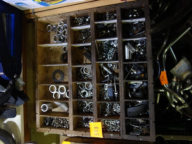 Vakken met fietsonderdelen - afbeelding 1 van  2