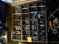 Vakken met fietsonderdelen - afbeelding 1 van  2