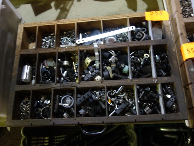 Vakken met fietsonderdelen - afbeelding 2 van  2