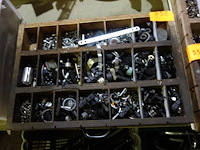 Vakken met fietsonderdelen - afbeelding 2 van  2