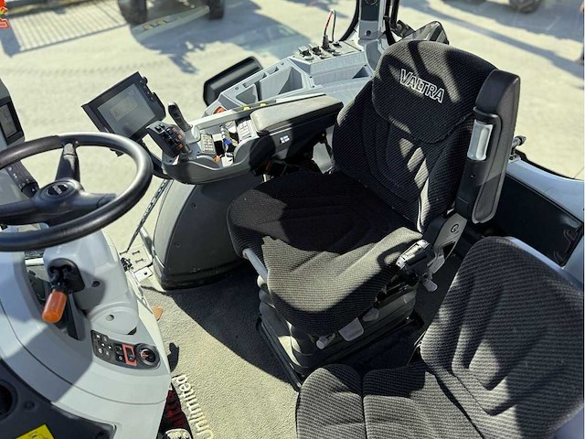 Valtra t254 versu vierwielaangedreven landbouwtractor - afbeelding 2 van  22