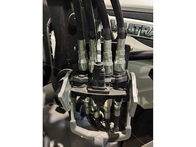 Valtra t254 versu vierwielaangedreven landbouwtractor - afbeelding 5 van  22