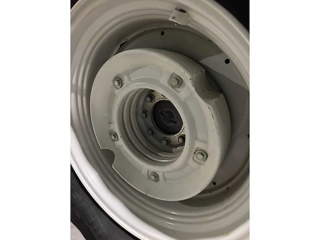 Valtra t254 versu vierwielaangedreven landbouwtractor - afbeelding 6 van  22