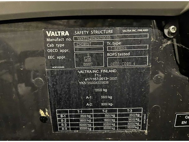 Valtra t254 versu vierwielaangedreven landbouwtractor - afbeelding 9 van  22