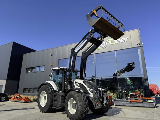 Valtra t254 versu vierwielaangedreven landbouwtractor - afbeelding 1 van  22