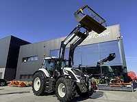 Valtra t254 versu vierwielaangedreven landbouwtractor