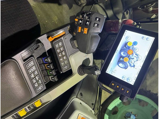 Valtra t254 versu vierwielaangedreven landbouwtractor - afbeelding 15 van  22