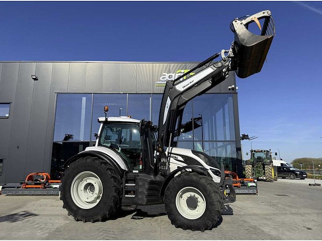 Valtra t254 versu vierwielaangedreven landbouwtractor - afbeelding 12 van  22