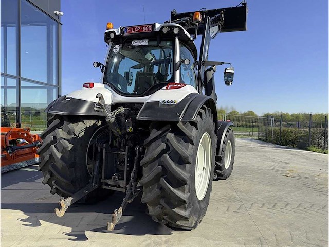 Valtra t254 versu vierwielaangedreven landbouwtractor - afbeelding 16 van  22