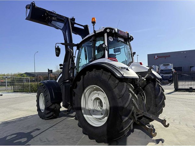 Valtra t254 versu vierwielaangedreven landbouwtractor - afbeelding 17 van  22