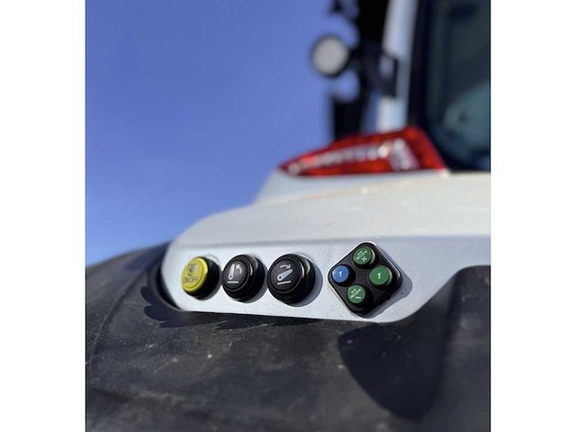 Valtra t254 versu vierwielaangedreven landbouwtractor - afbeelding 19 van  22