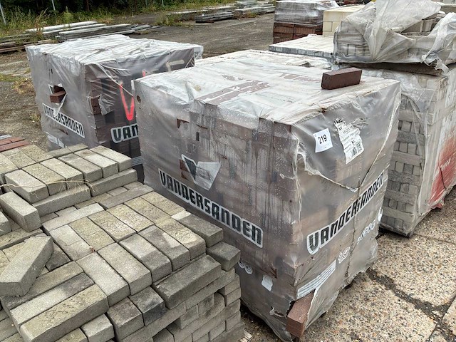 Vandersanden partij gevelstenen - afbeelding 2 van  4