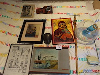 Varia brocante op het bed - afbeelding 1 van  4