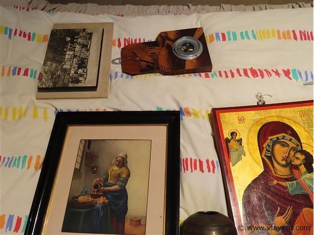 Varia brocante op het bed - afbeelding 2 van  4