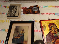 Varia brocante op het bed - afbeelding 2 van  4