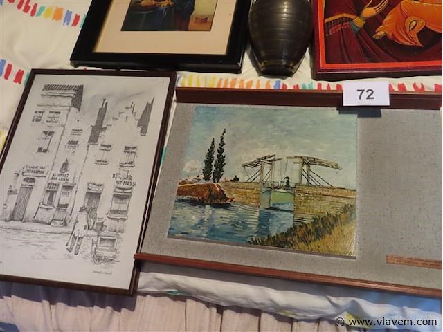 Varia brocante op het bed - afbeelding 3 van  4