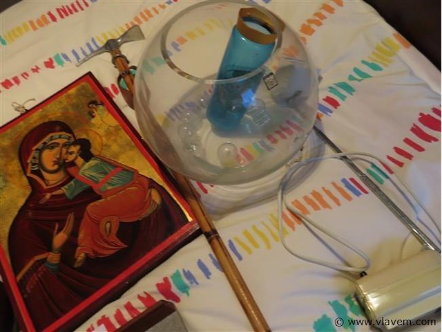 Varia brocante op het bed - afbeelding 4 van  4