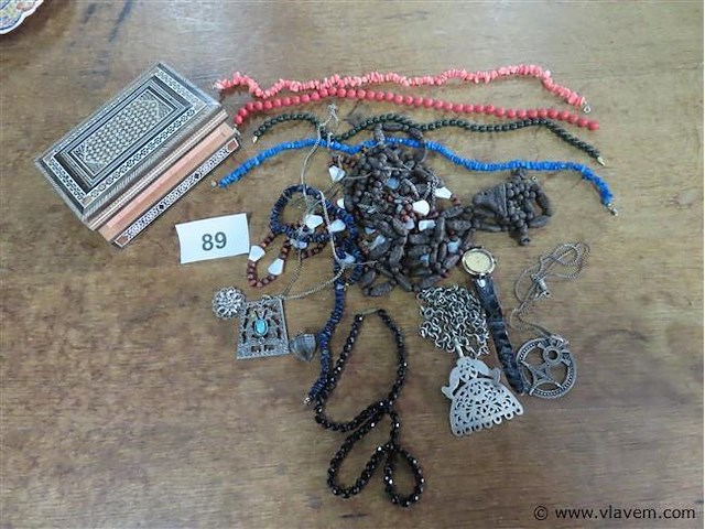 Varia, houten doosje, juwelen, kettingen, horloge enz... - afbeelding 1 van  6