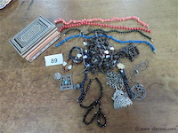 Varia, houten doosje, juwelen, kettingen, horloge enz... - afbeelding 1 van  6