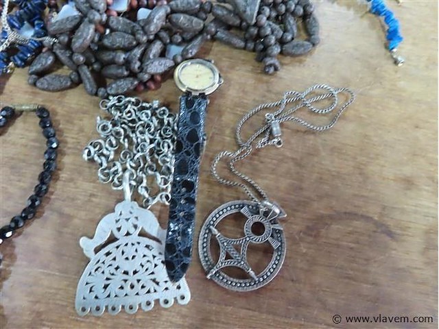 Varia, houten doosje, juwelen, kettingen, horloge enz... - afbeelding 3 van  6
